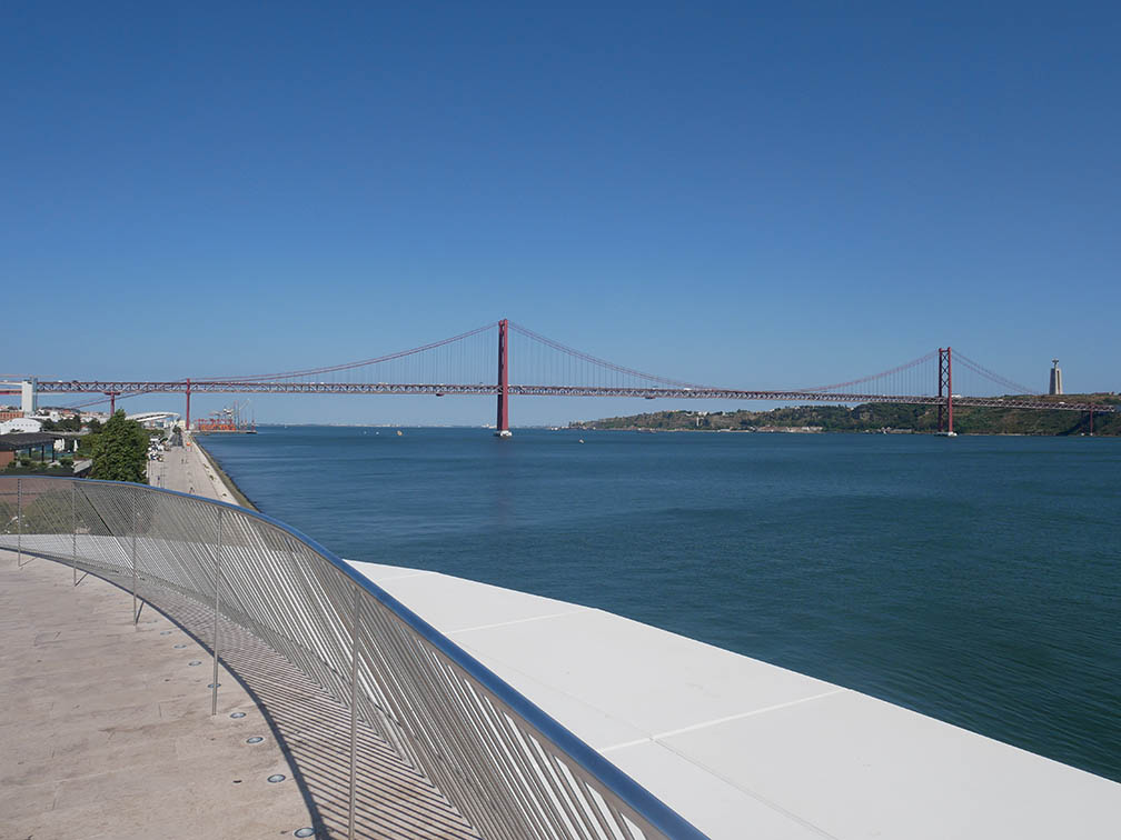 vom Dach des Lissabonner Museums für Kunst, Architektur und Technologie am Tejo und der Brücke vom 25. April aus gesehen