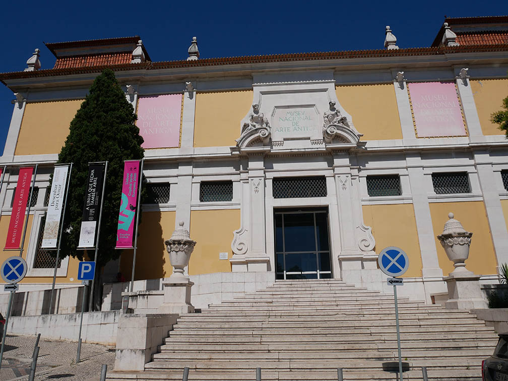 de ingang van het Museo Nacional de Arte Antiga (Nationaal Museum voor Oude Kunst) gele neoklassieke voorgevel