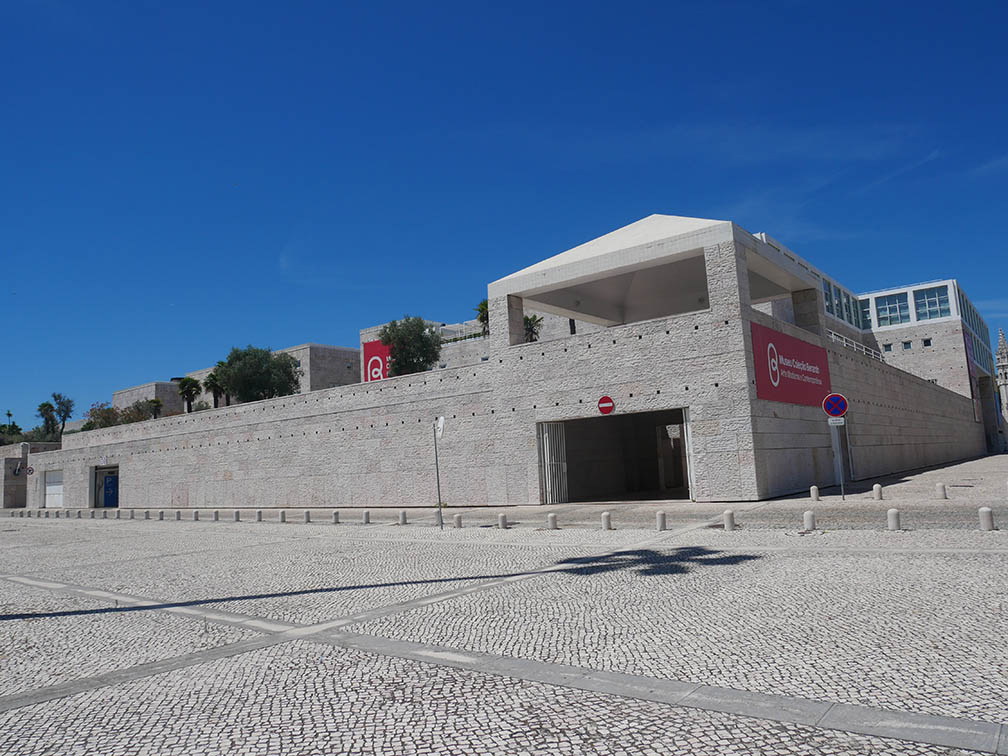 ingang van het Coleção Berardo Museum voor Moderne en Hedendaagse Kunst lichtgrijs gebouw 