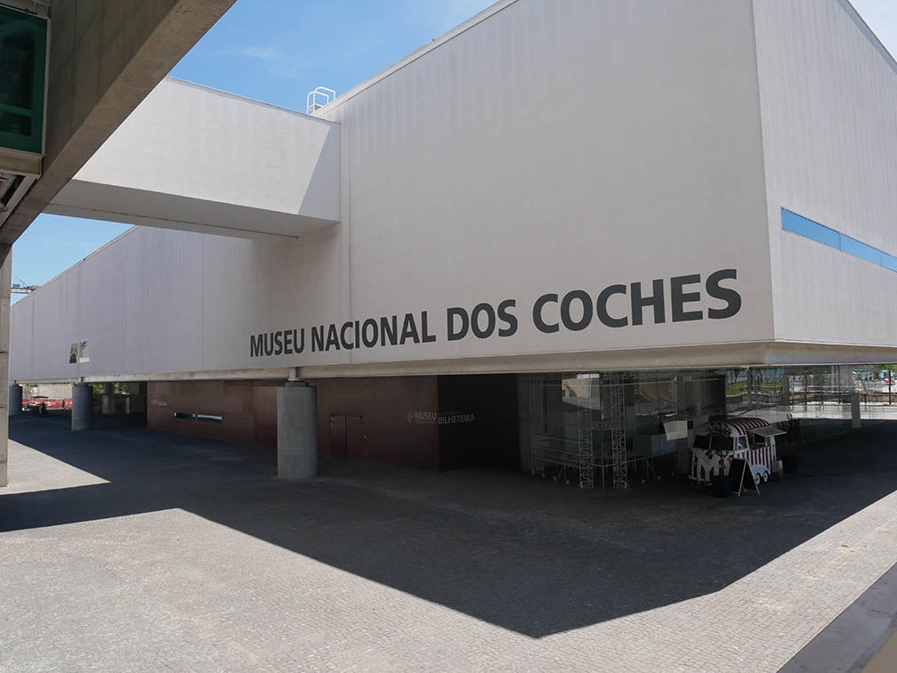 musée dos coches rechteckiges Gebäude mit keinen Fenstern außer dem Eingang 