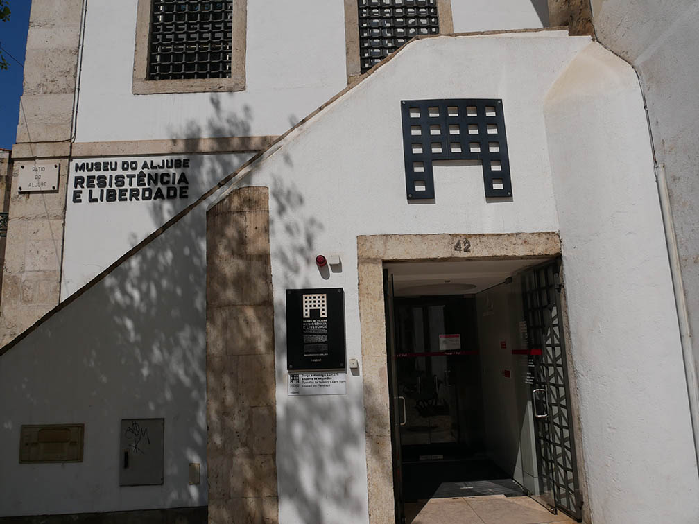 diskreter Eingang der Muse de Aljube resistencia e liberdada weiße Fassade und verstärkte Metalltür und Fenster 