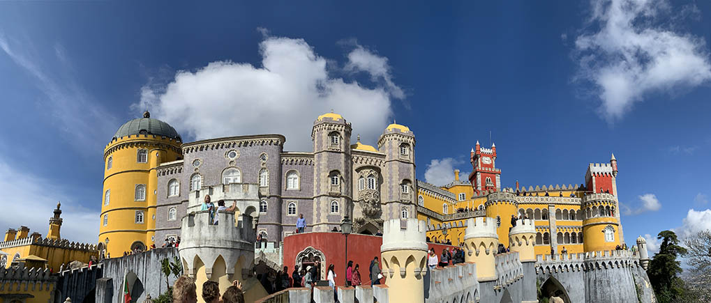vista panorâmica do emblemático Palácio Nacional da Pena, fachada amarela e vermelha ocre
