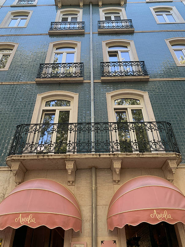 ingresso del ristorante Amelie brunch facciata in terracotta blu contorno della finestra in pietra bianca tenda a semisfera rosa  