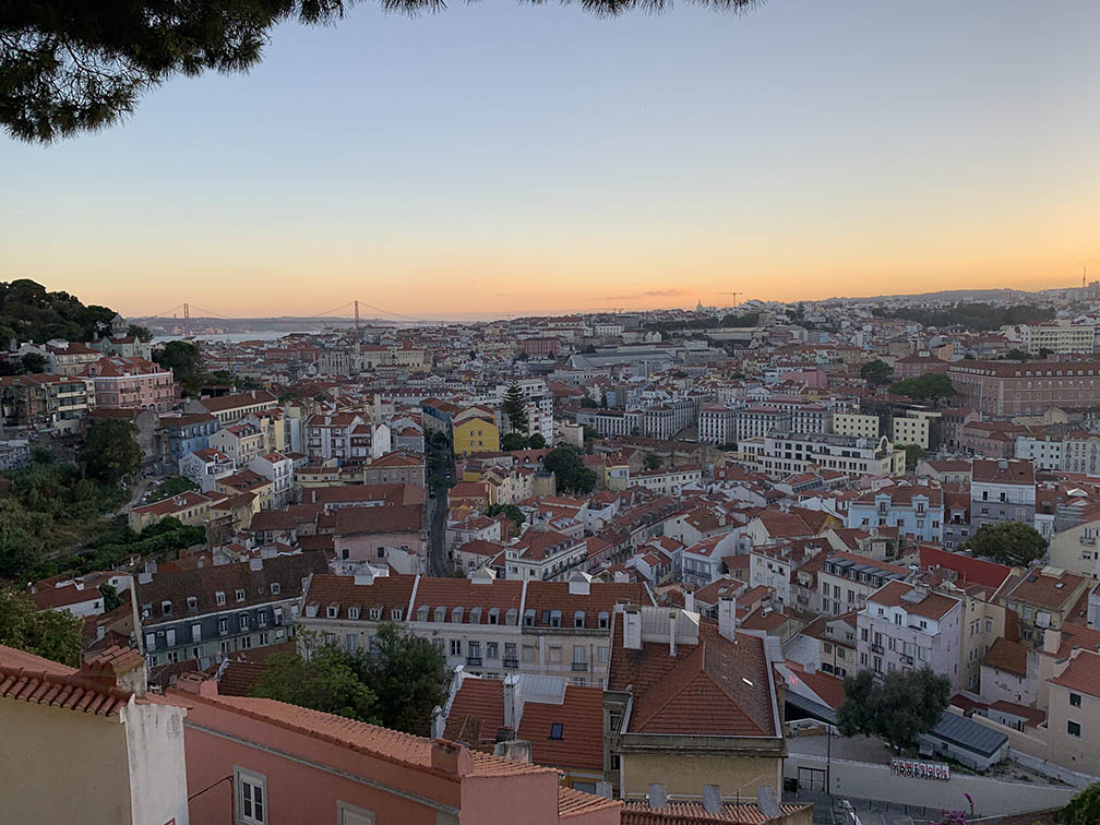 Vista de Lisboa desde el mirador Sophia de Mello Breyner Andersen en Graça 