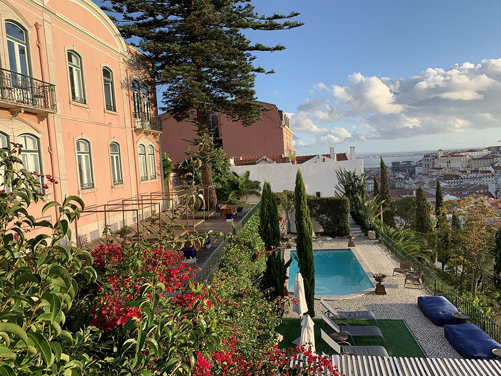 en la terraza del palacio Torel, su jardín mediterráneo y la piscina.  