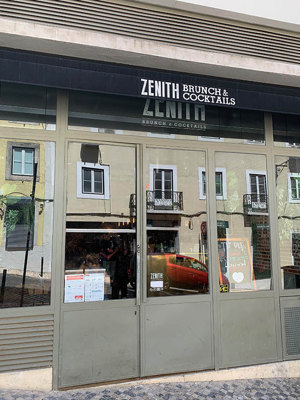 Zenith brunch café puerta cerrada de metal y vidrio negro ciego con el logotipo del restaurante inscripción