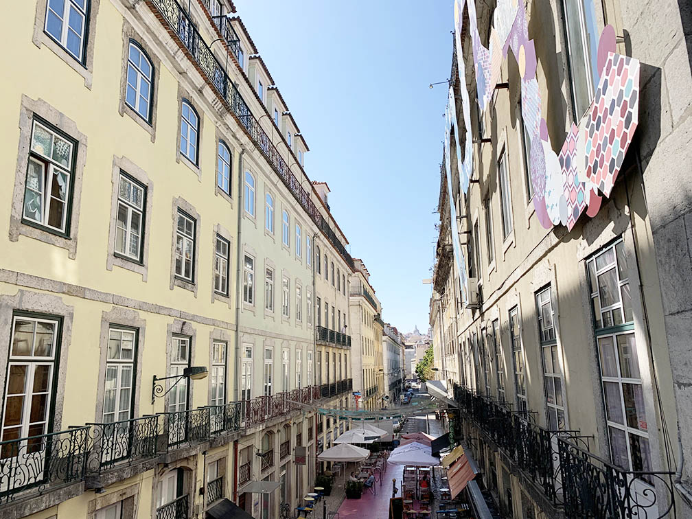 van bovenaf gezien op een straat in de wijk Bairro Alto in Lissabon