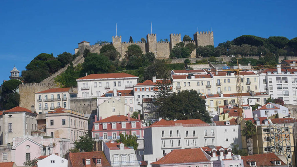 uitzicht op de wijk Freguesia de Castelo met het kasteel van Saint-Georges