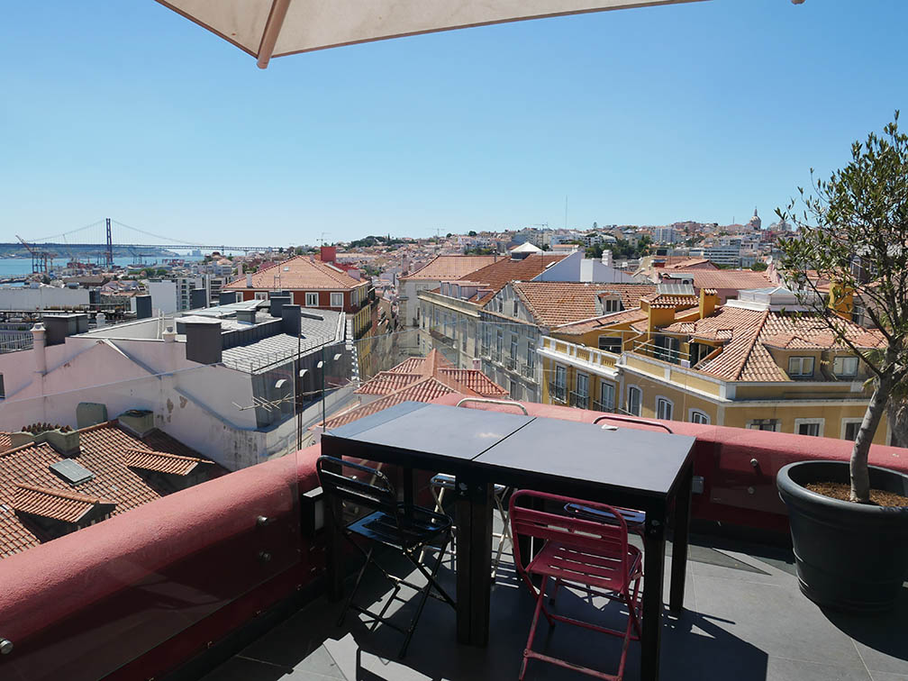 bar rooftop Madame Petisca vu sur les toits de Lisbonne et le Tage