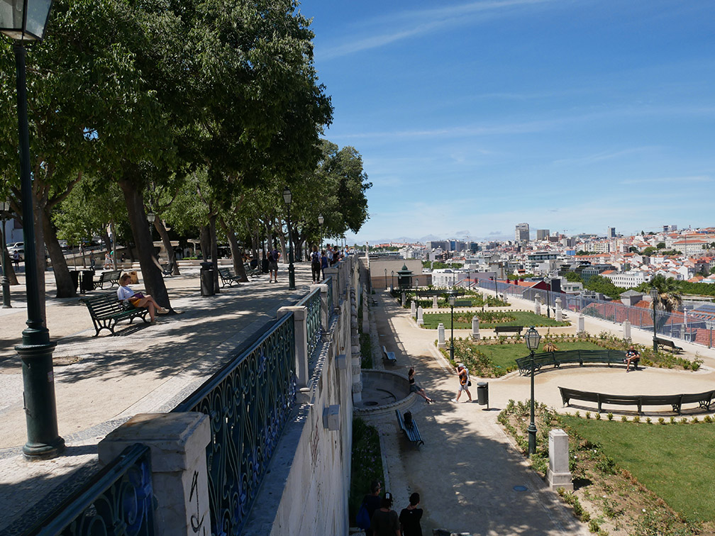 miradouro sobre a cidade de Lisboa e, em primeiro plano, o jardim do miradouro de São Pedro de Alcântara.