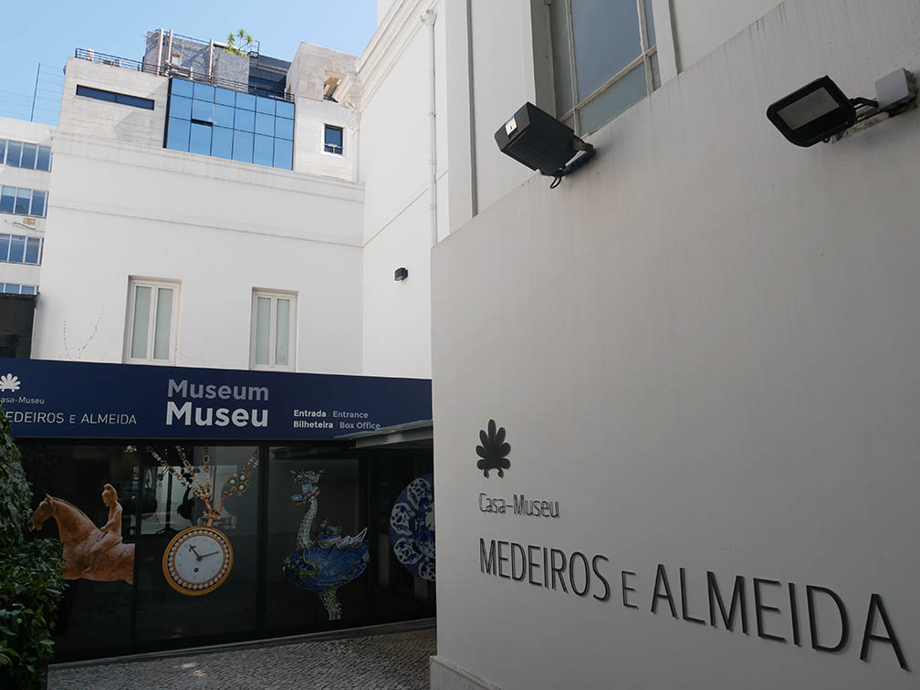 Eingang zum Museum Medeiros e Almeida mit Fotos der Objekte des Museums