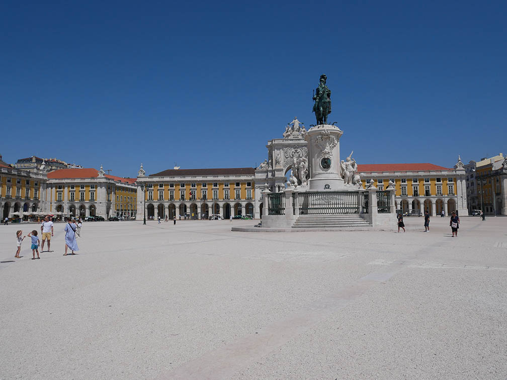 Plaza del Comercio con su estatua del rey José I de Portugal