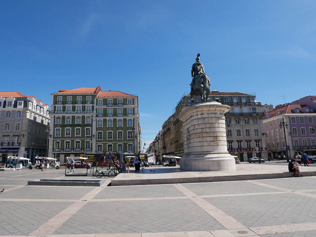 groot plein met een ruiterstandbeeld Praça Figuera