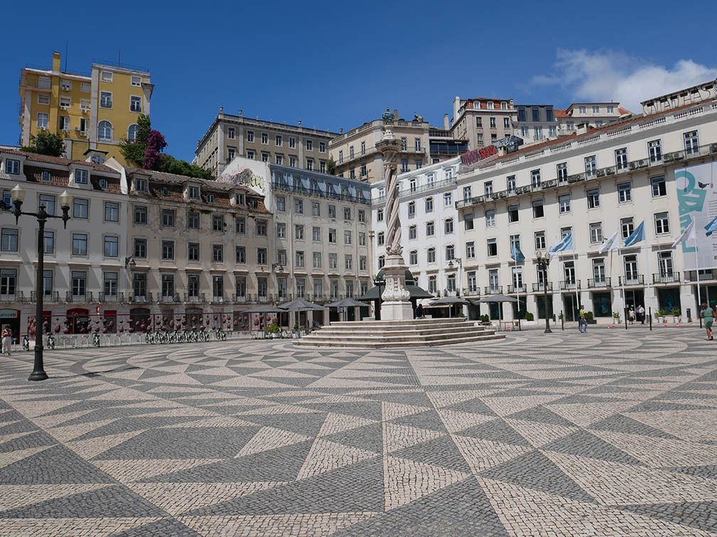 鹅卵石铺成的市政厅广场及其扭曲的柱状物