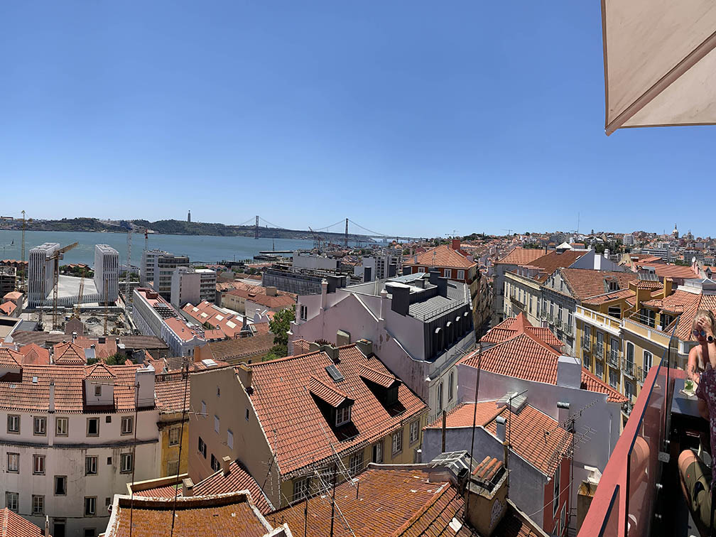 vista sui tetti di Lisbona rooftop