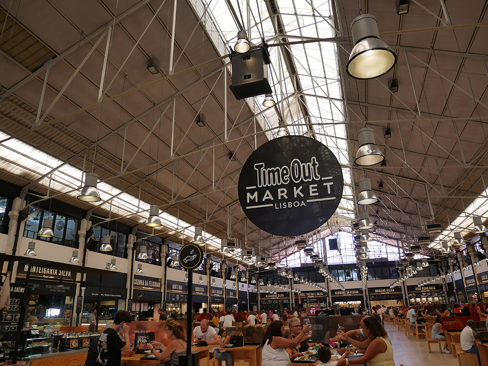 En el interior, el mercado cubierto se transformó en un enorme patio de comidas. 